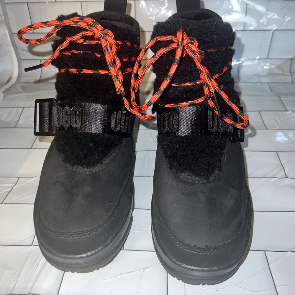 New Ugg Classic Women black size 5 boots